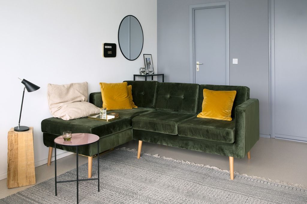 Design-Sofa in der Traumferienwohnung über dem Dieksee
