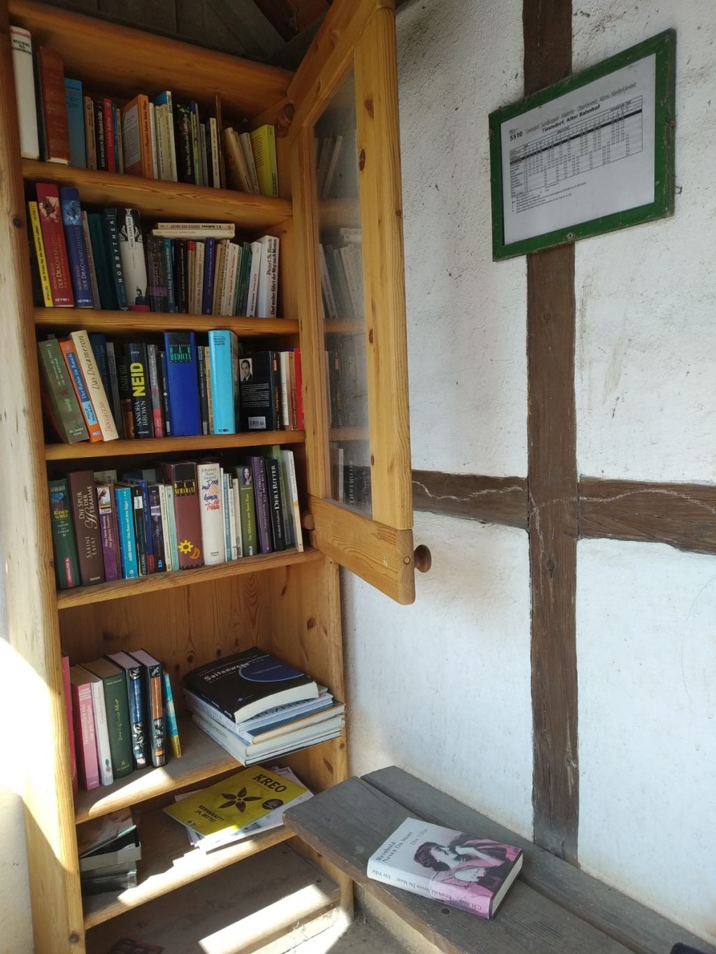 Manche Bücherschränke sind in alten Wartehäuschen untergebracht