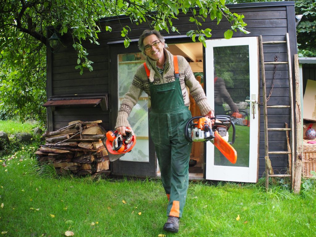 Kunst mit der Kettensäge Jörg Barre mit seinem Werkzeug